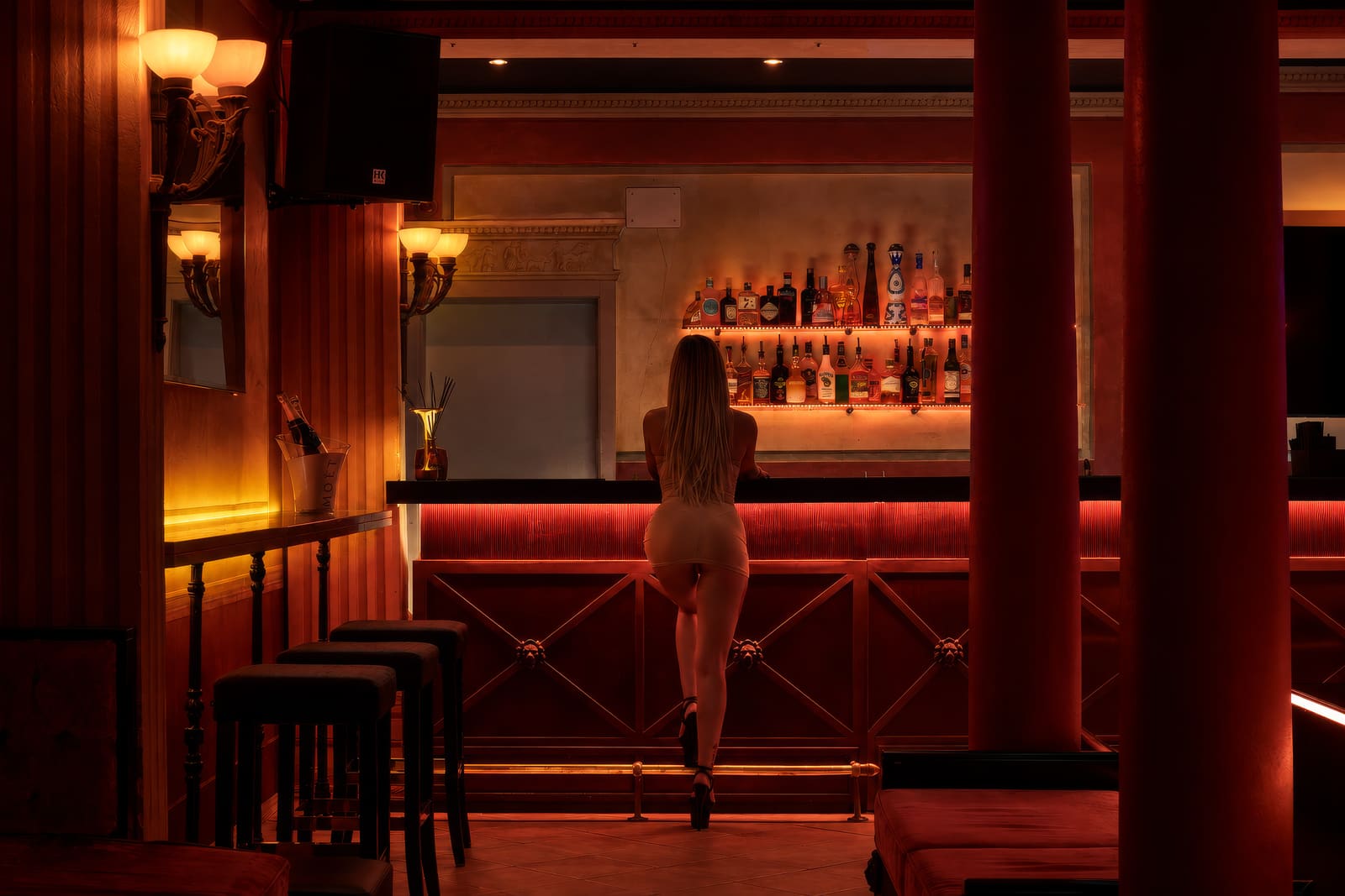 A woman at Pompeii's bar, seen from behind
